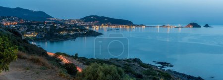 Foto de Vista panorámica de la noche en Ile Rousse (Isola Rossa), en Corse, Francia. - Imagen libre de derechos