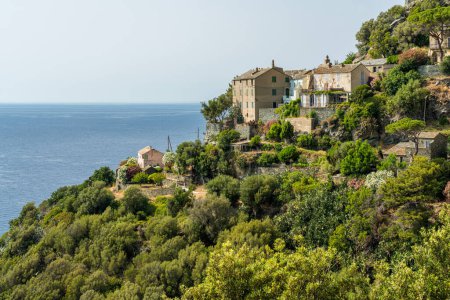 Foto de El hermoso pueblo de Nonza en una tarde de verano, en Corse, Francia. - Imagen libre de derechos