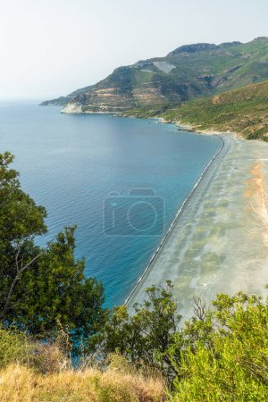 Téléchargez les photos : La belle plage noire près de Nonza par un après-midi d'été, en Corse, France. - en image libre de droit