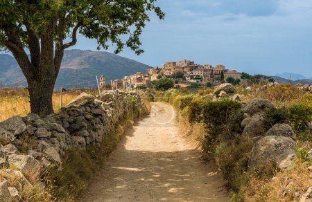 Le beau village de Sant'Antonino par une matinée d'été, en Corse, France.