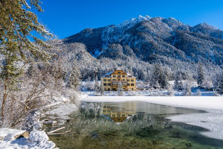 Foto de A sunny winter morning ata snowy and iced Lake Dobbiaco, Province of Bolzano, Trentino Alto Adige, Italy. - Imagen libre de derechos