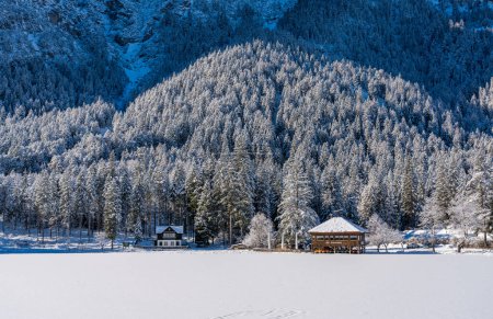 Foto de A sunny winter morning ata snowy and iced Lake Dobbiaco, Province of Bolzano, Trentino Alto Adige, Italy. - Imagen libre de derechos