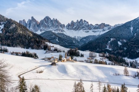 Foto de Snowy panorama at Santa Magdalena village in the famous Val di Funes. Trentino Alto Adige, Italy. - Imagen libre de derechos