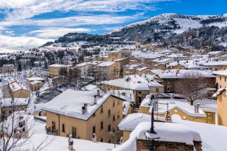 Foto de El hermoso pueblo de Pescocostanzo cubierto de nieve durante el invierno. Abruzos, Italia central. - Imagen libre de derechos