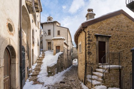 Téléchargez les photos : Vue panoramique à Barrée pendant l'hiver, village médiéval dans les Abruzzes, Italie. - en image libre de droit
