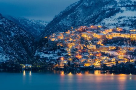 Téléchargez les photos : The beautiful village of Barrea covered in snow on a winter evening. Abruzzo, Italy. - en image libre de droit