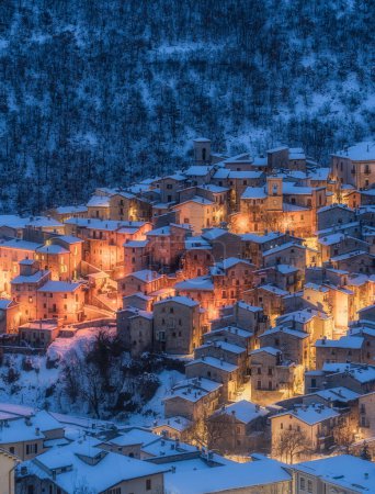 Téléchargez les photos : Le beau Scanno recouvert de neige lors d'une froide soirée d'hiver. Abruzzes, Italie centrale
. - en image libre de droit