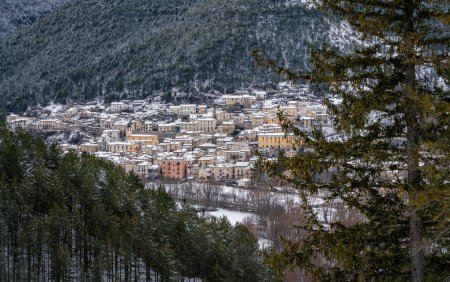Téléchargez les photos : Le beau village de Villetta Barrea pendant l'hiver. Abruzzes, Italie. - en image libre de droit