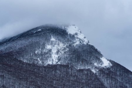 Téléchargez les photos : Snowy mountain near the village of Civitella Alfedena during winter time. Abruzzo, Italy. - en image libre de droit