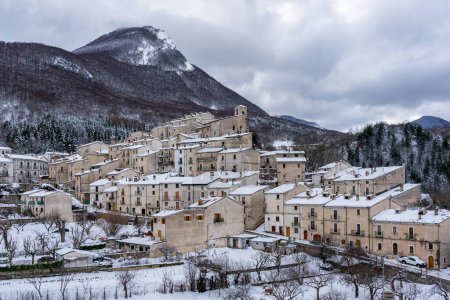 Téléchargez les photos : Le beau village de Civitella Alfedena pendant l'hiver. Abruzzes, Italie. - en image libre de droit