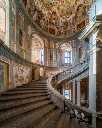 Foto de Maravillosa escalera al fresco en el Palacio Farnesio en Caprarola, Provincia de Viterbo, Lacio, Italia. Marzo-02-2020 - Imagen libre de derechos