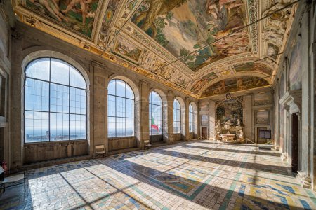 Téléchargez les photos : Magnifique voûte décorée de fresques dans le palais Farnèse à Caprarola, Province de Viterbe, Latium, Italie. Mars-02-2020 - en image libre de droit
