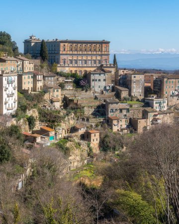 Foto de El pueblo de Caprarola con el Palacio Farnesio, Provincia de Viterbo, Lazio, Italia. - Imagen libre de derechos
