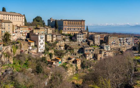 Foto de El pueblo de Caprarola con el Palacio Farnesio, Provincia de Viterbo, Lazio, Italia. - Imagen libre de derechos