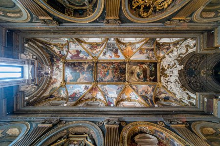 Foto de El hermoso interior de la Iglesia de Santa María en Trivio en Roma, Italia. Marzo-10-2022 - Imagen libre de derechos