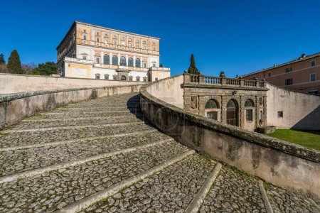 Téléchargez les photos : L'imposant palais Farnese à Caprarola par une matinée ensoleillée d'hiver. Province of Viterbo, Lazio, Italie. - en image libre de droit