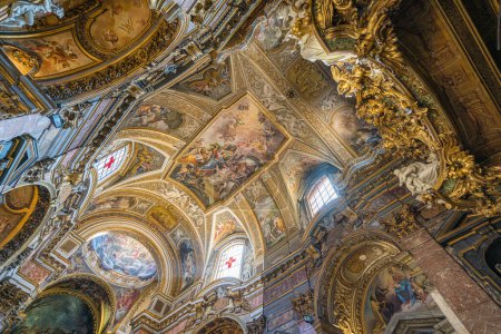 Téléchargez les photos : L'intérieur merveilleux de l'église Santa Maria Maddalena à Rome, Italie. Mars-10-2022 - en image libre de droit