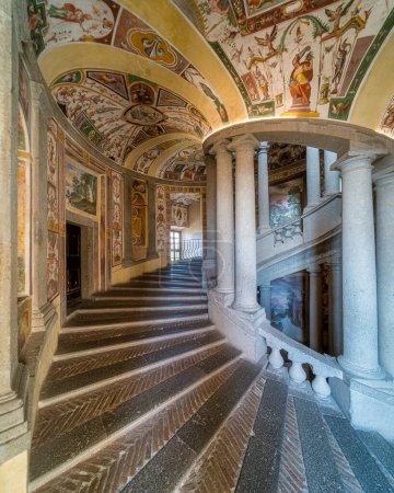 Téléchargez les photos : Magnifique escalier décoré de fresques au Palais Farnèse de Caprarola, Province de Viterbe, Latium, Italie. Mars-02-2020 - en image libre de droit