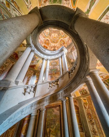 Téléchargez les photos : Magnifique escalier décoré de fresques au Palais Farnèse de Caprarola, Province de Viterbe, Latium, Italie. Mars-02-2020 - en image libre de droit