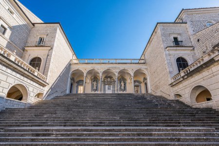 Foto de El maravilloso claustro de la Abadía de Montecassino en una mañana soleada, Lazio, Italia. - Imagen libre de derechos