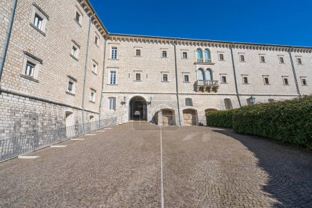 Téléchargez les photos : Entrée de la belle Abbaye de Montecassino, Latium, Italie. - en image libre de droit