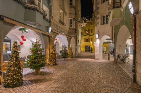 Foto de El colorido casco antiguo de Bressanone durante la Navidad por la noche, Trentino Alto Adige, norte de Italia. - Imagen libre de derechos