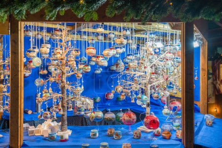Téléchargez les photos : Le marché coloré de Noël de Bressanone le soir, Trentin Haut Adige, Italie du Nord. - en image libre de droit
