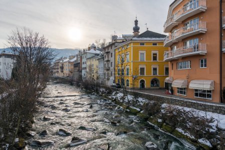 Foto de Brunico casco antiguo cubierto de nieve durante el invierno. Trentino Alto Adige, Italia. - Imagen libre de derechos