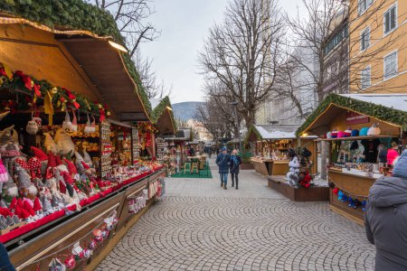 Foto de El colorido mercado de Navidad de Brunico. Trentino Alto Adige, Italia. Diciembre-15-2022 - Imagen libre de derechos
