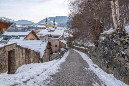 Foto de Brunico casco antiguo cubierto de nieve durante el invierno. Trentino Alto Adige, Italia. - Imagen libre de derechos