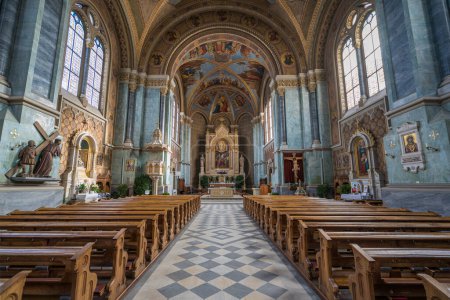 Foto de Vista interior desde la iglesia de Santa Maria Assunta en Brunico, Trentino Alto Adigio, Italia. Junio-20-2022 - Imagen libre de derechos