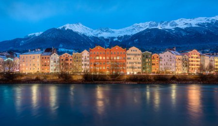 Foto de La hermosa y colorida ciudad de Innsbruck durante el invierno. Austria. - Imagen libre de derechos