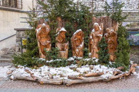 Foto de Cuna de Navidad de madera cubierta de nieve en Brunico. Trentino Alto Adige, Italia. - Imagen libre de derechos