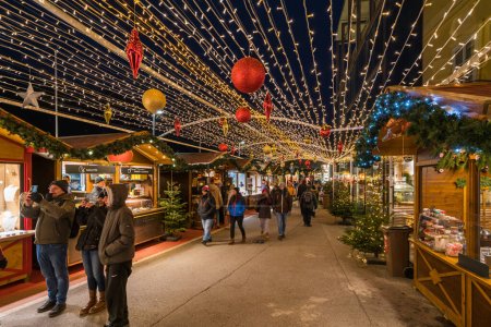 Téléchargez les photos : Le magnifique et coloré marché de Noël d'Innsbruck en Autriche. 15 décembre 2022 - en image libre de droit