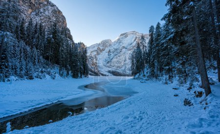 Foto de Una fría mañana de invierno en un lago cubierto de nieve y hielo Braies, Provincia de Bolzano, Trentino Alto Adigio, Italia. - Imagen libre de derechos