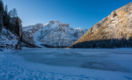 Foto de Una fría mañana de invierno en un lago cubierto de nieve y hielo Braies, Provincia de Bolzano, Trentino Alto Adigio, Italia. - Imagen libre de derechos