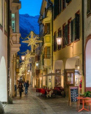 Foto de La hermosa ciudad de Merano por la noche durante la Navidad, Trentino Alto Adigio, norte de Italia. Diciembre-16-2022 - Imagen libre de derechos