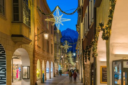 Foto de La hermosa ciudad de Merano por la noche durante la Navidad, Trentino Alto Adigio, norte de Italia. Diciembre-16-2022 - Imagen libre de derechos