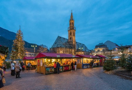 Téléchargez les photos : La belle ville de Bolzano dans la soirée pendant la période de Noël. Décembre-15-2022 - en image libre de droit