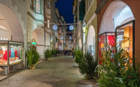 Foto de La hermosa ciudad de Bolzano por la noche durante el tiempo de Navidad. Diciembre-15-2022 - Imagen libre de derechos