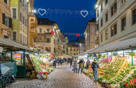 Foto de La hermosa ciudad de Bolzano por la noche durante el tiempo de Navidad. Diciembre-15-2022 - Imagen libre de derechos