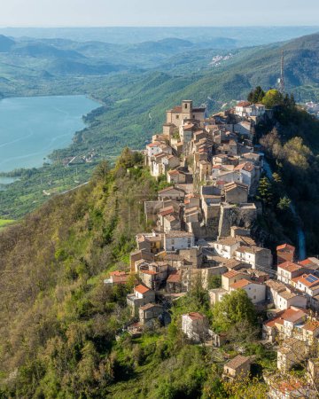 Téléchargez les photos : Vue panoramique sur Monteferrante et le lac Bomba, beau village dans la province de Chieti, Abruzzes, Italie centrale. - en image libre de droit