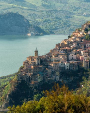 Téléchargez les photos : Vue panoramique de Colledimezzo, beau village dans la province de Chieti, Abruzzes, Italie centrale. - en image libre de droit