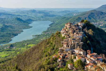 Téléchargez les photos : Vue panoramique sur Monteferrante et le lac Bomba, beau village dans la province de Chieti, Abruzzes, Italie centrale. - en image libre de droit