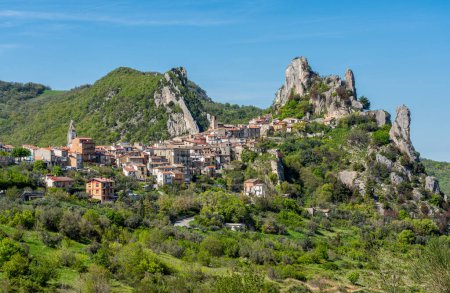 Téléchargez les photos : Vue panoramique sur Pennadomo, beau village dans la province de Chieti, Abruzzes, Italie centrale. - en image libre de droit