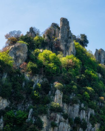 Téléchargez les photos : Formations rocheuses près de Pennadomo, beau village dans la province de Chieti, Abruzzes, Italie centrale. - en image libre de droit