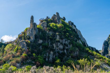 Téléchargez les photos : Formations rocheuses près de Pennadomo, beau village dans la province de Chieti, Abruzzes, Italie centrale. - en image libre de droit
