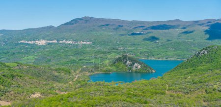 Téléchargez les photos : Vue panoramique du lac Bomba, dans la province de Chieti, Abruzzes, Italie. - en image libre de droit