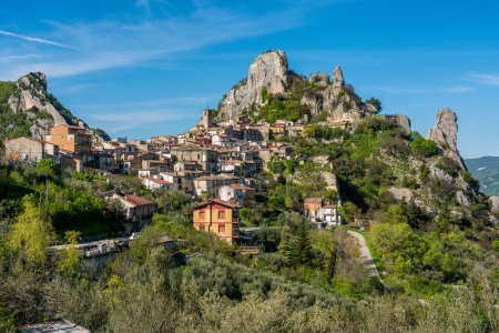 Téléchargez les photos : Vue panoramique sur Pennadomo, beau village dans la province de Chieti, Abruzzes, Italie centrale. - en image libre de droit