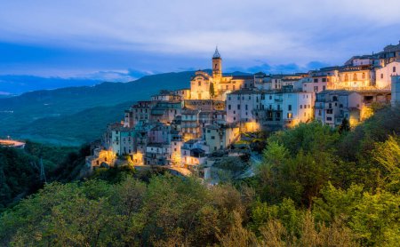 Téléchargez les photos : Illuminé Colledimezzo le soir, beau village dans la province de Chieti, Abruzzes, Italie centrale. - en image libre de droit
